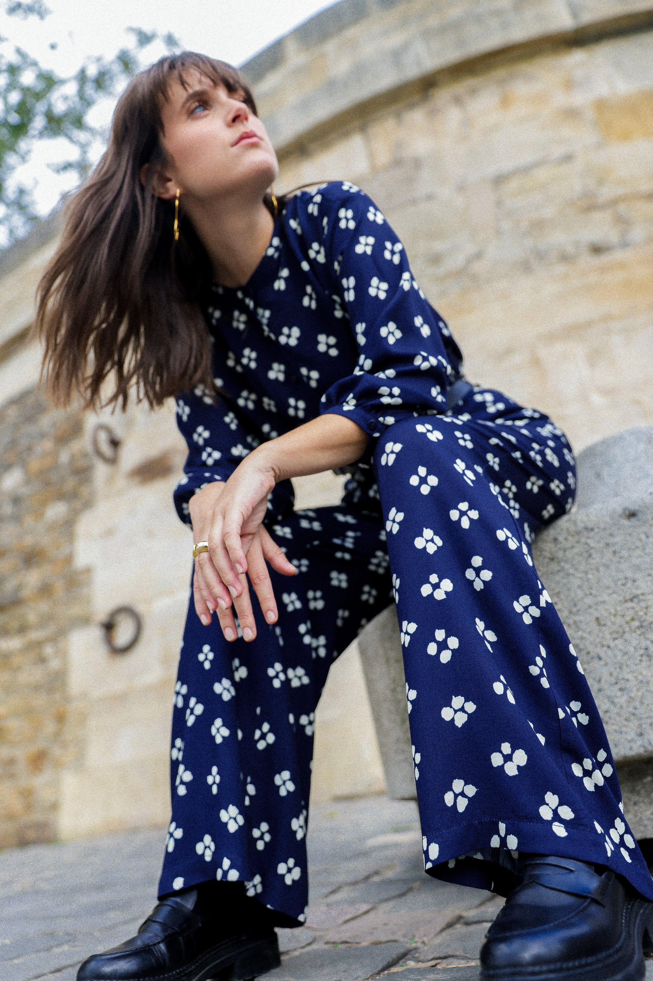 Pantalón pinzas berenjena 