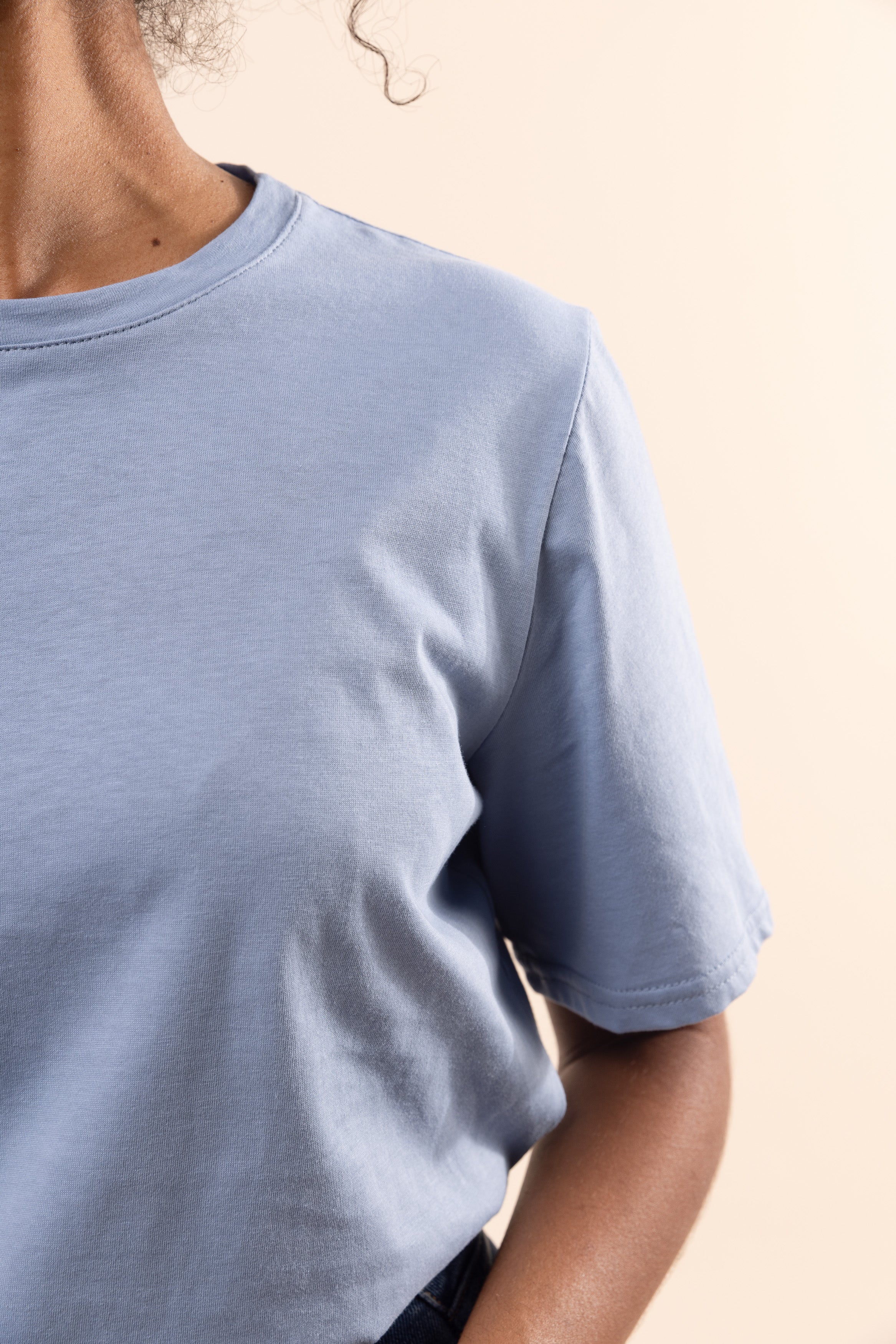 La camiseta de chico malo azul pastel