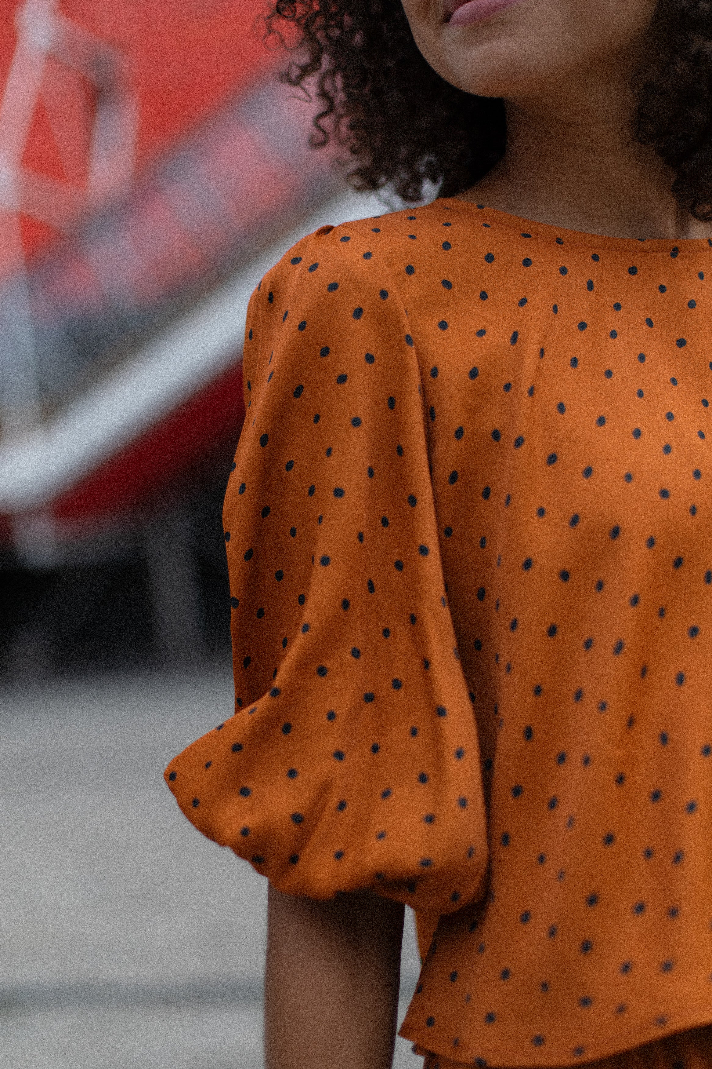 blusa baby doll de lunares color camel