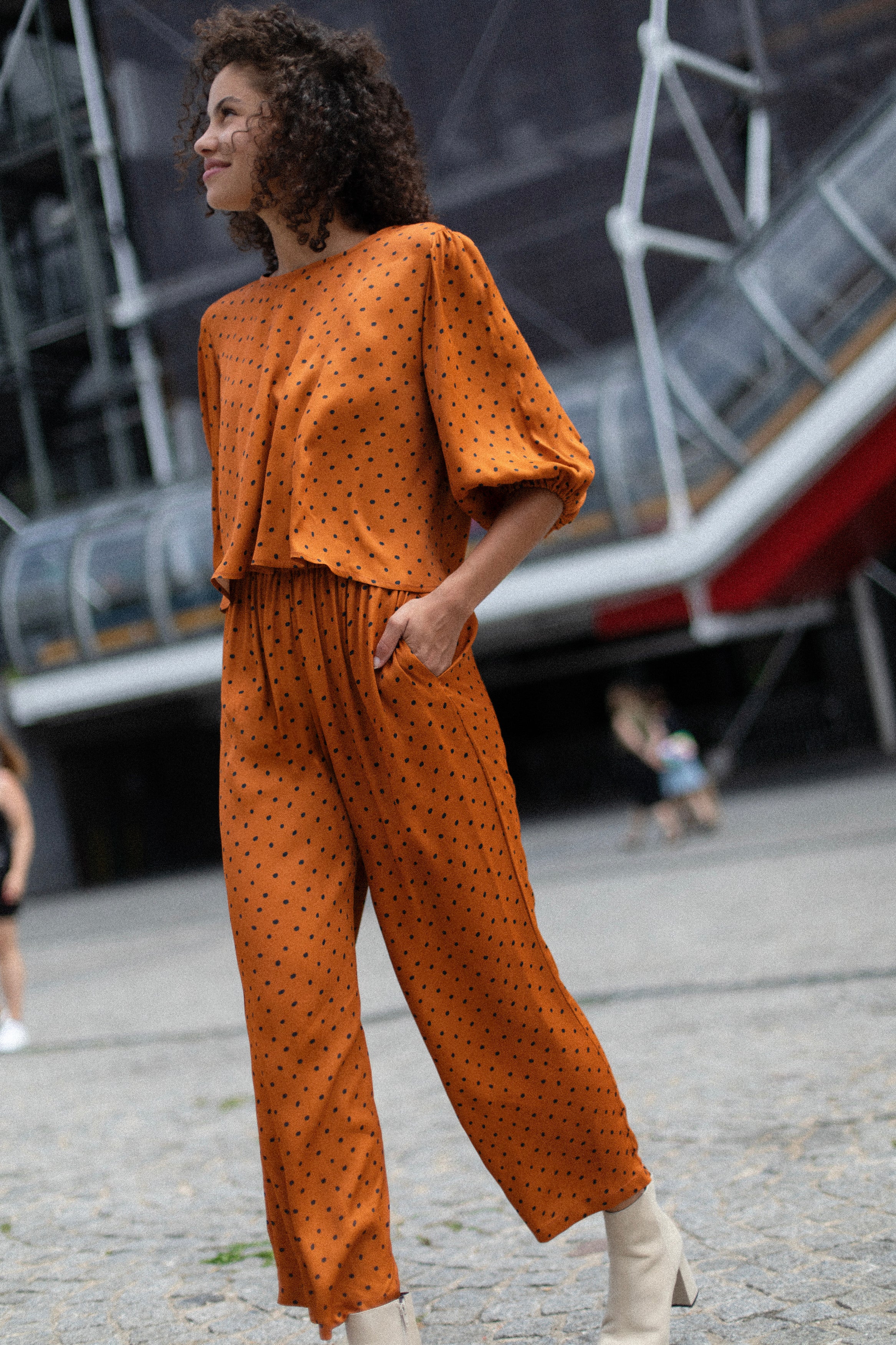 pantalones color camel con lunares 