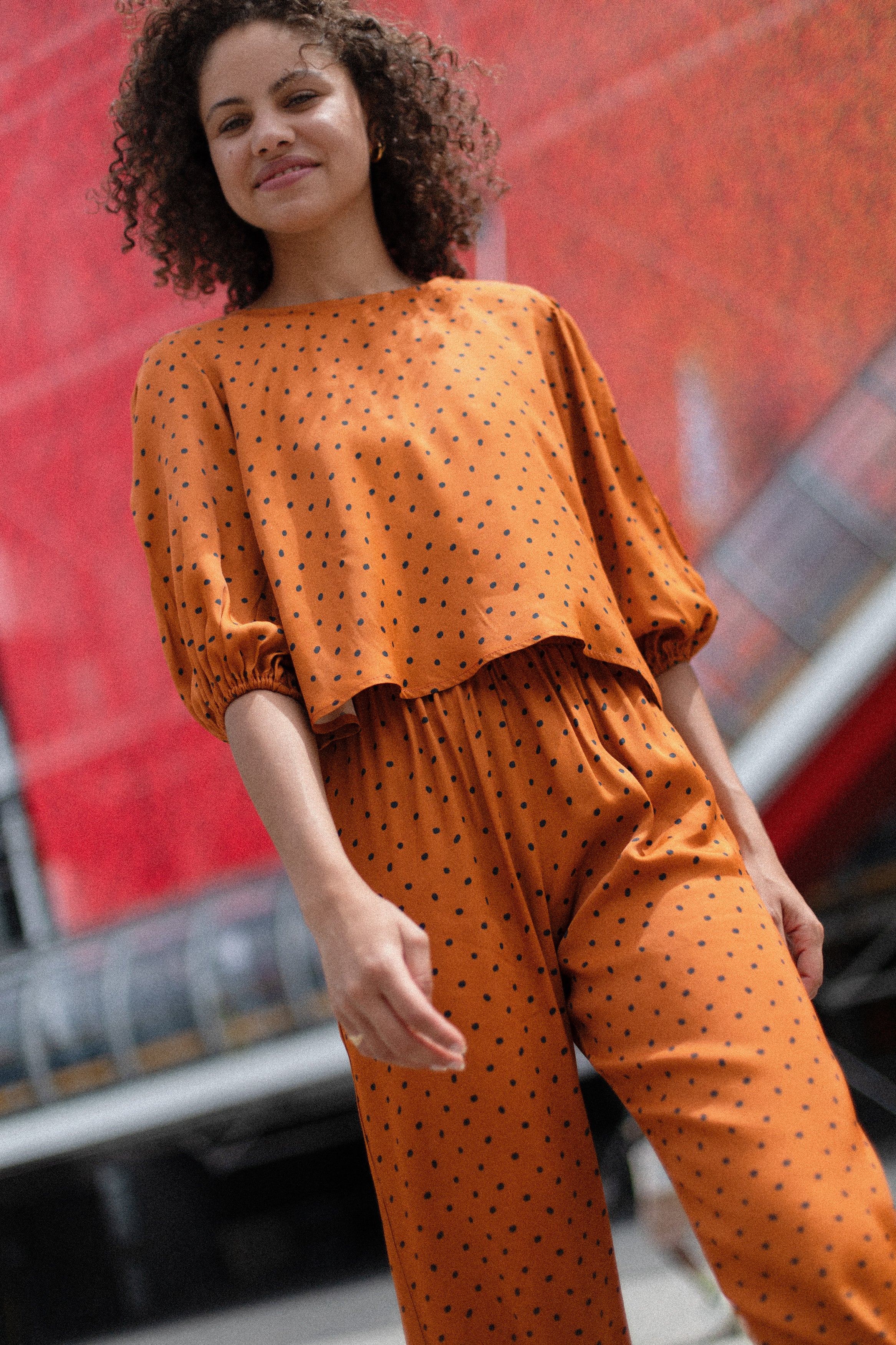 blusa baby doll de lunares color camel