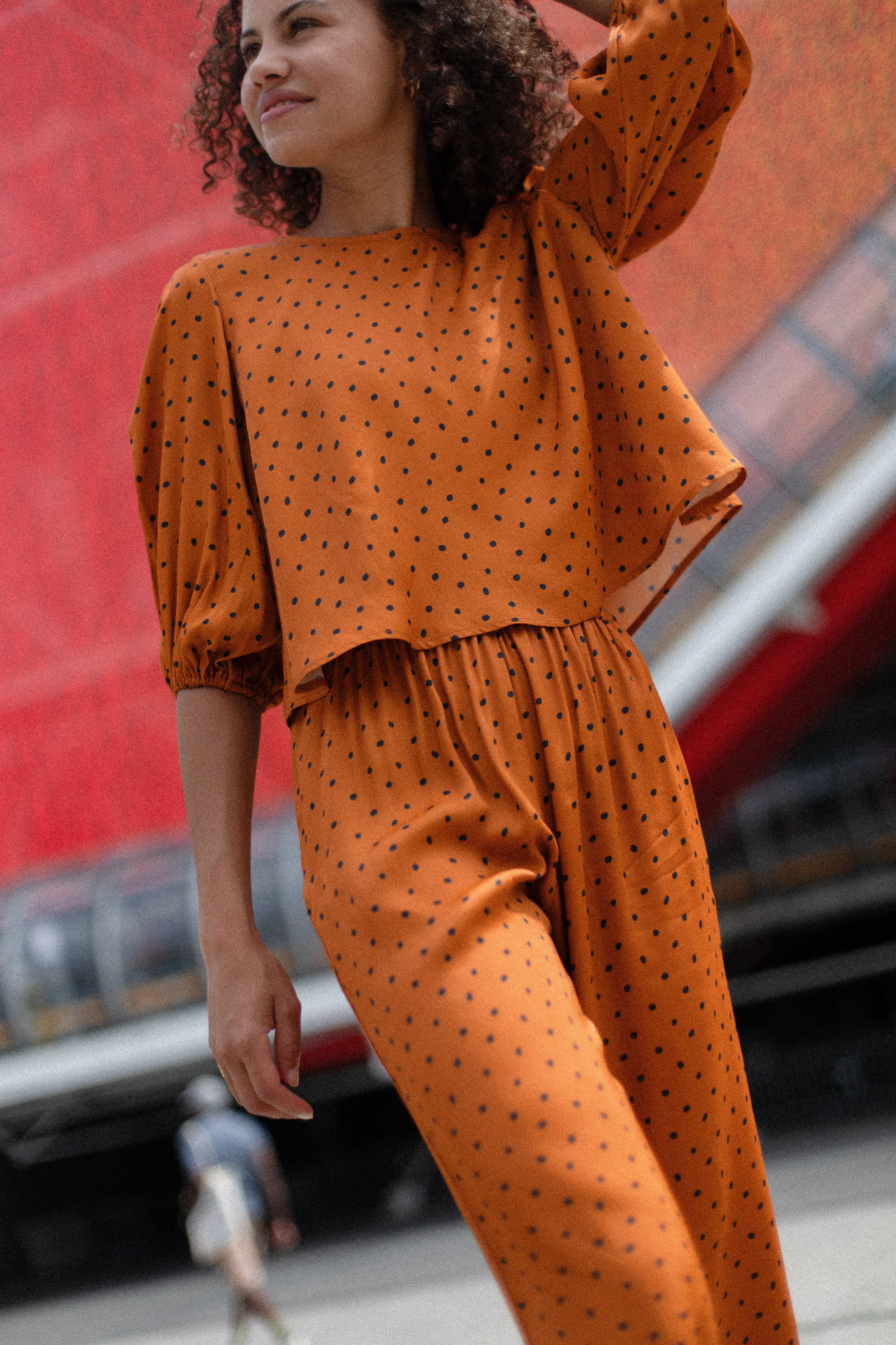 blusa baby doll de lunares color camel