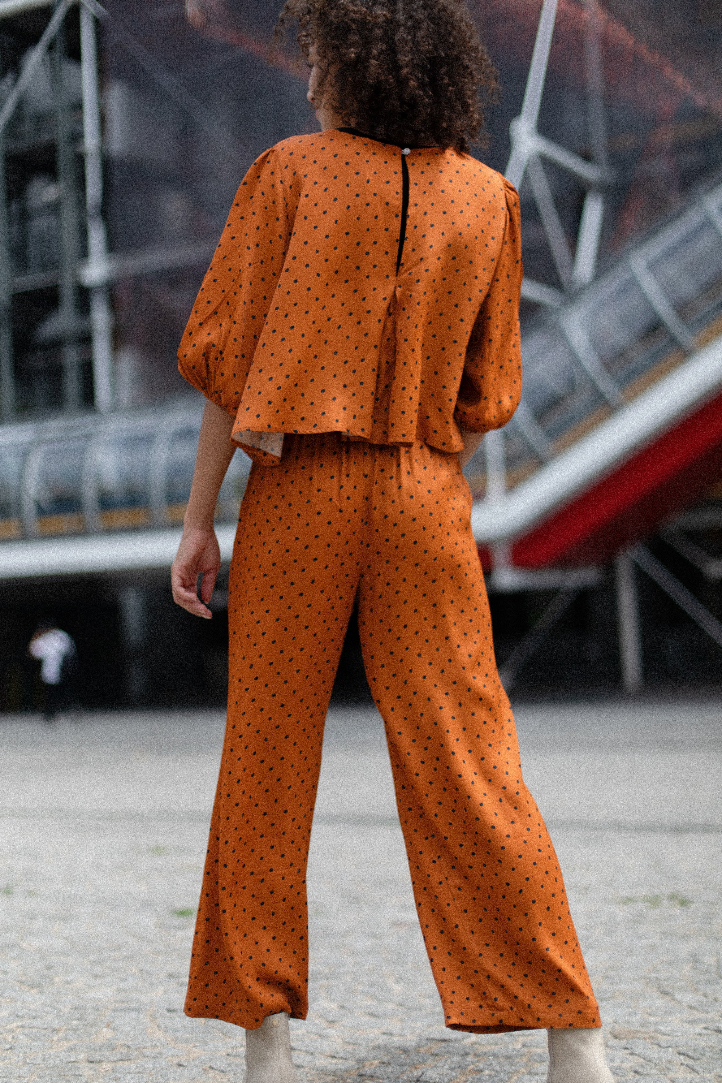 pantalones color camel con lunares 