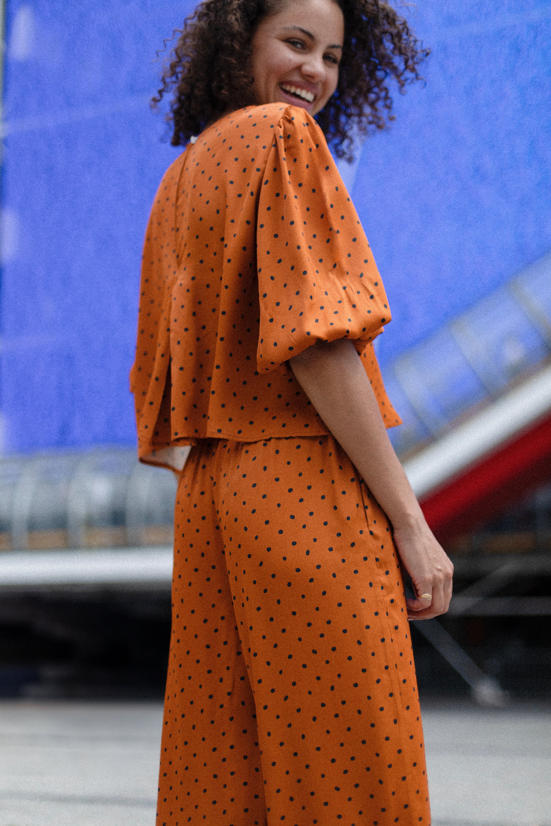 blusa baby doll de lunares color camel