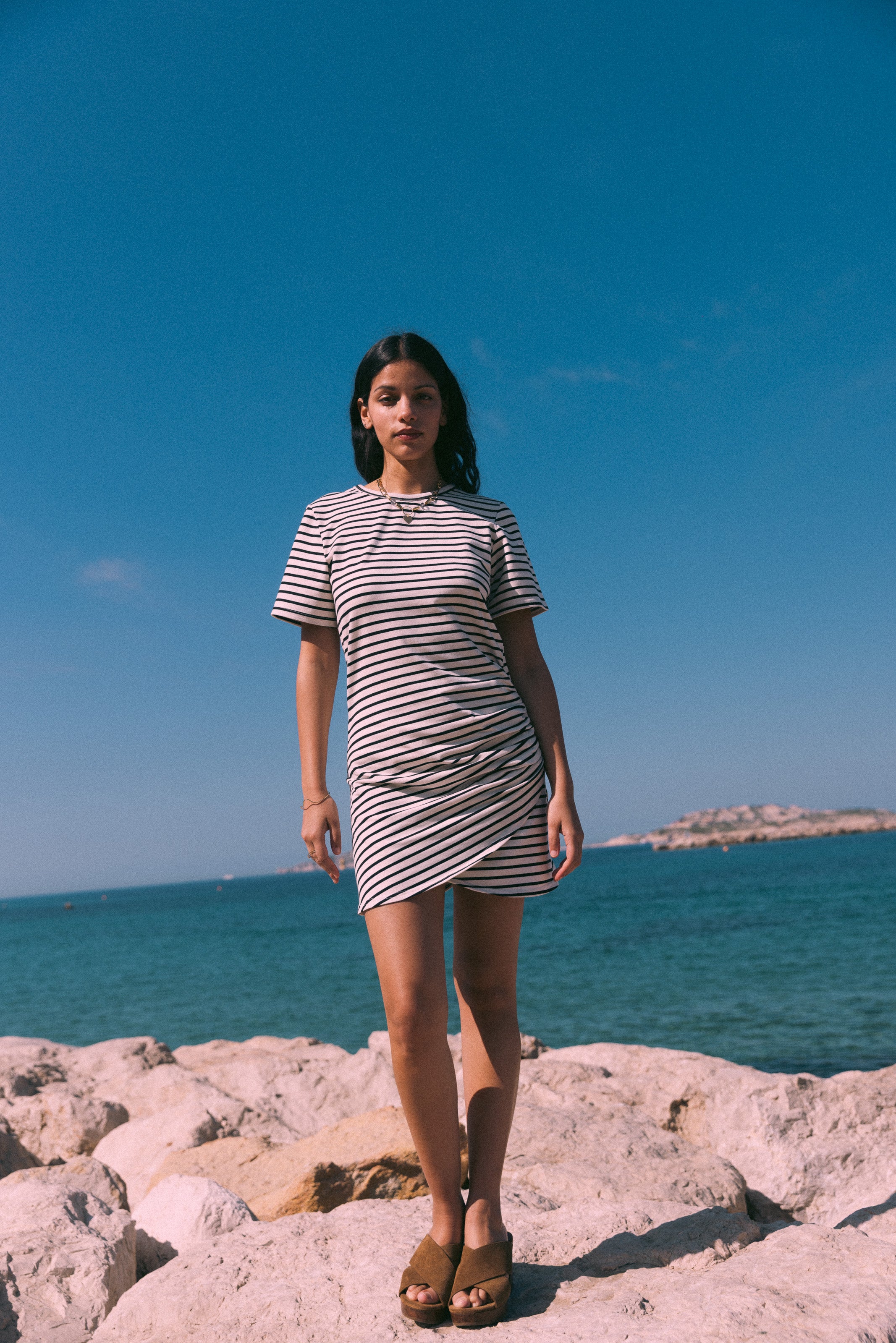 Mini robe drapée marinière noire