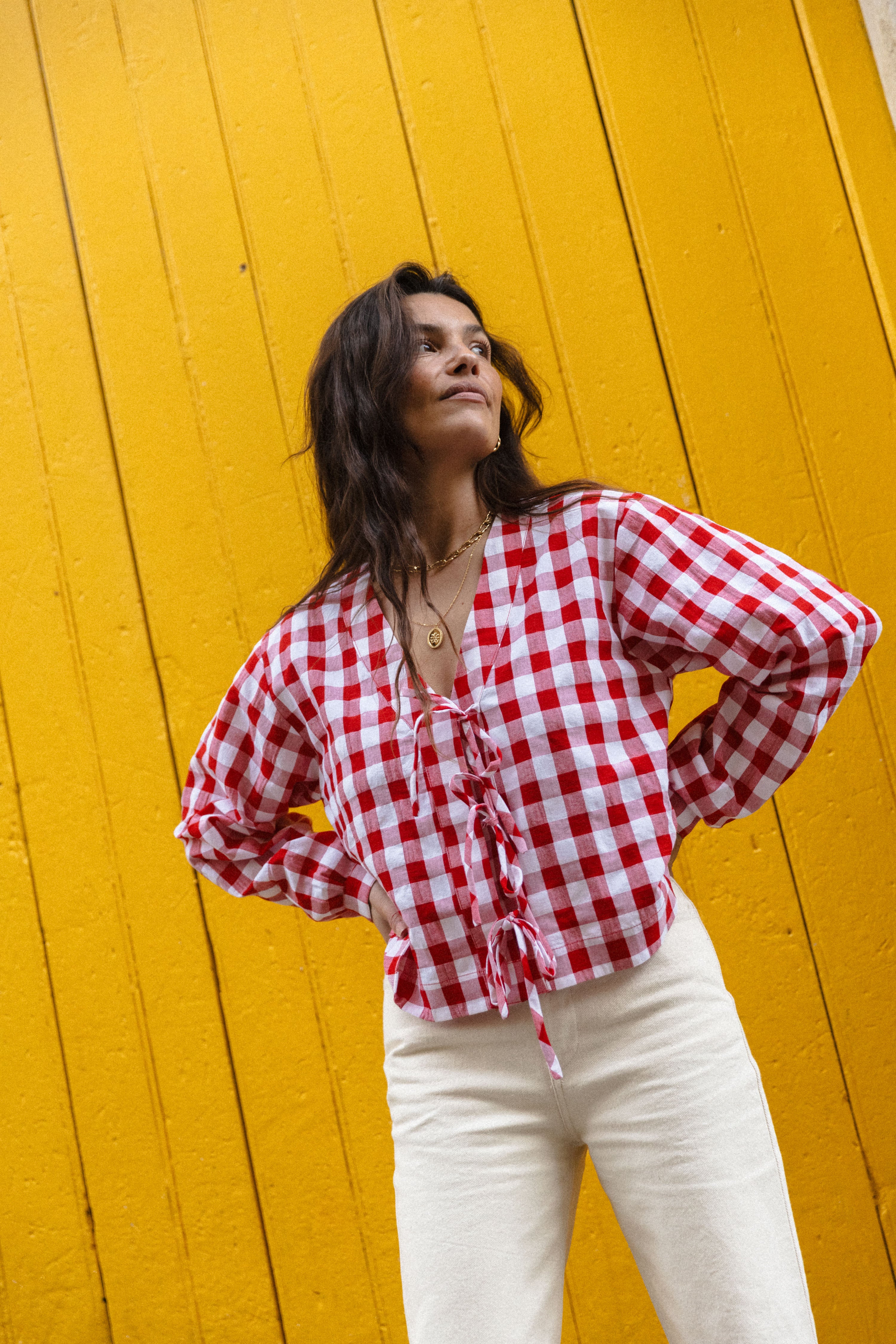 blusa anudada de cuadros vichy