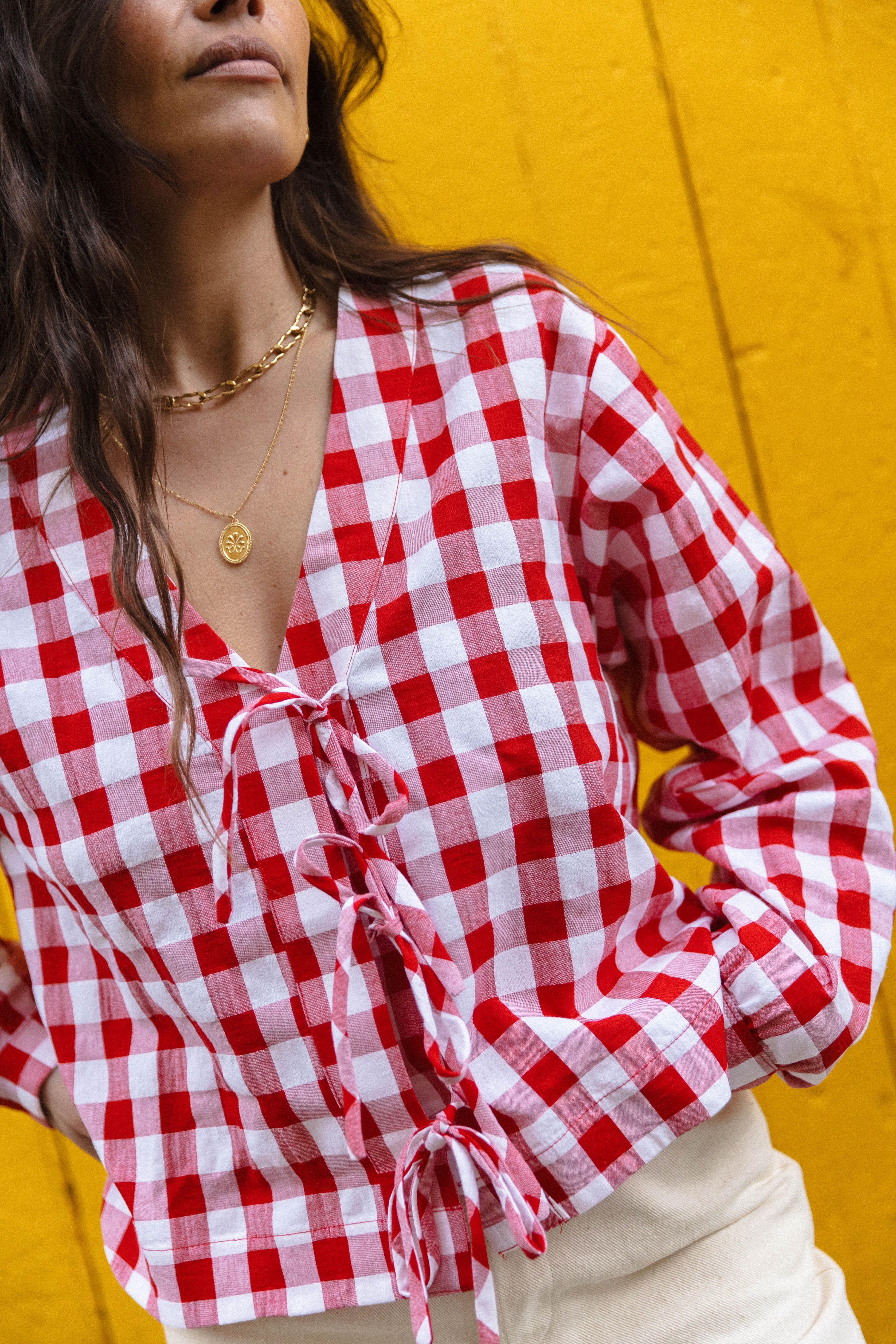blusa anudada de cuadros vichy