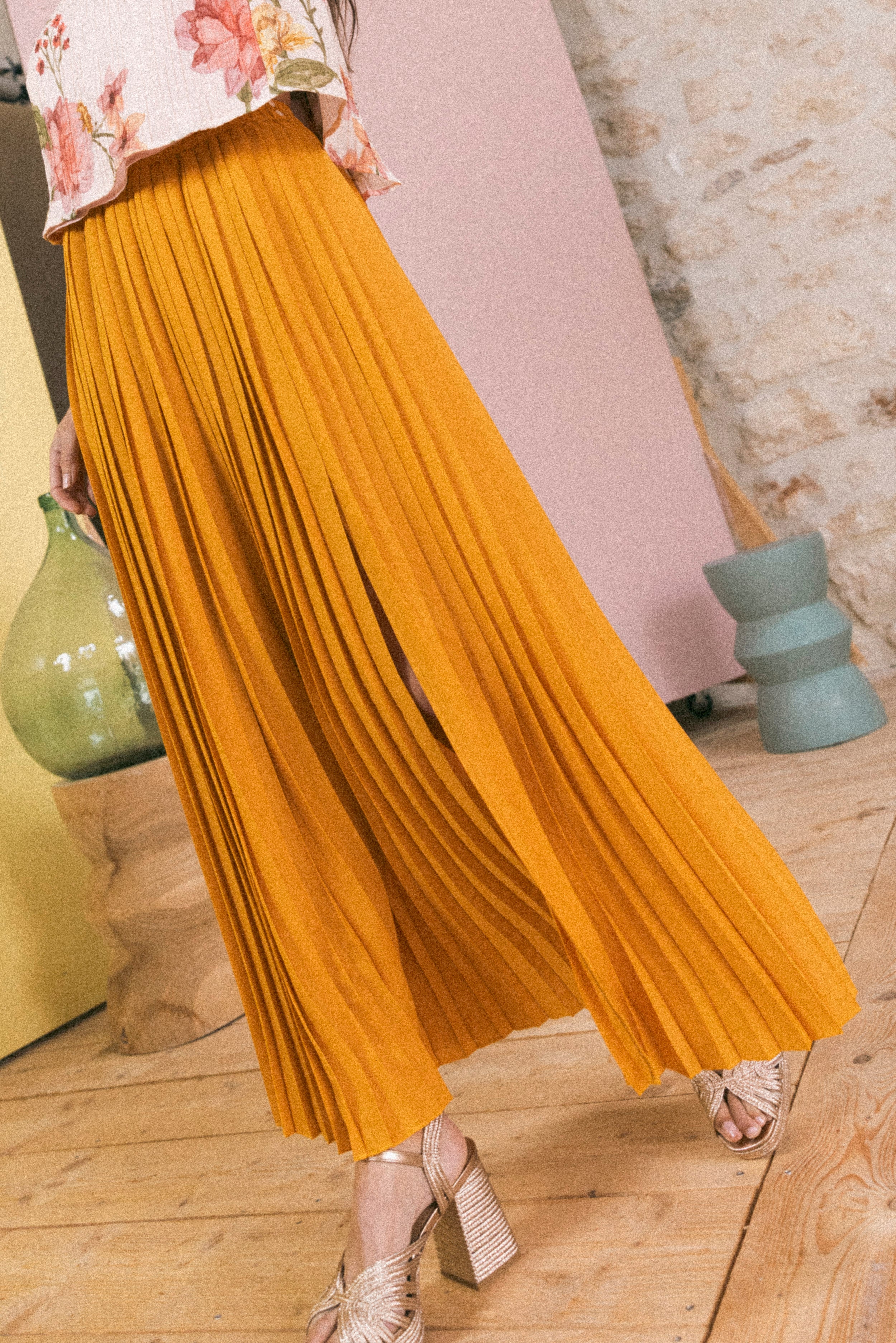Jupe plissée longue fendue Ocre
