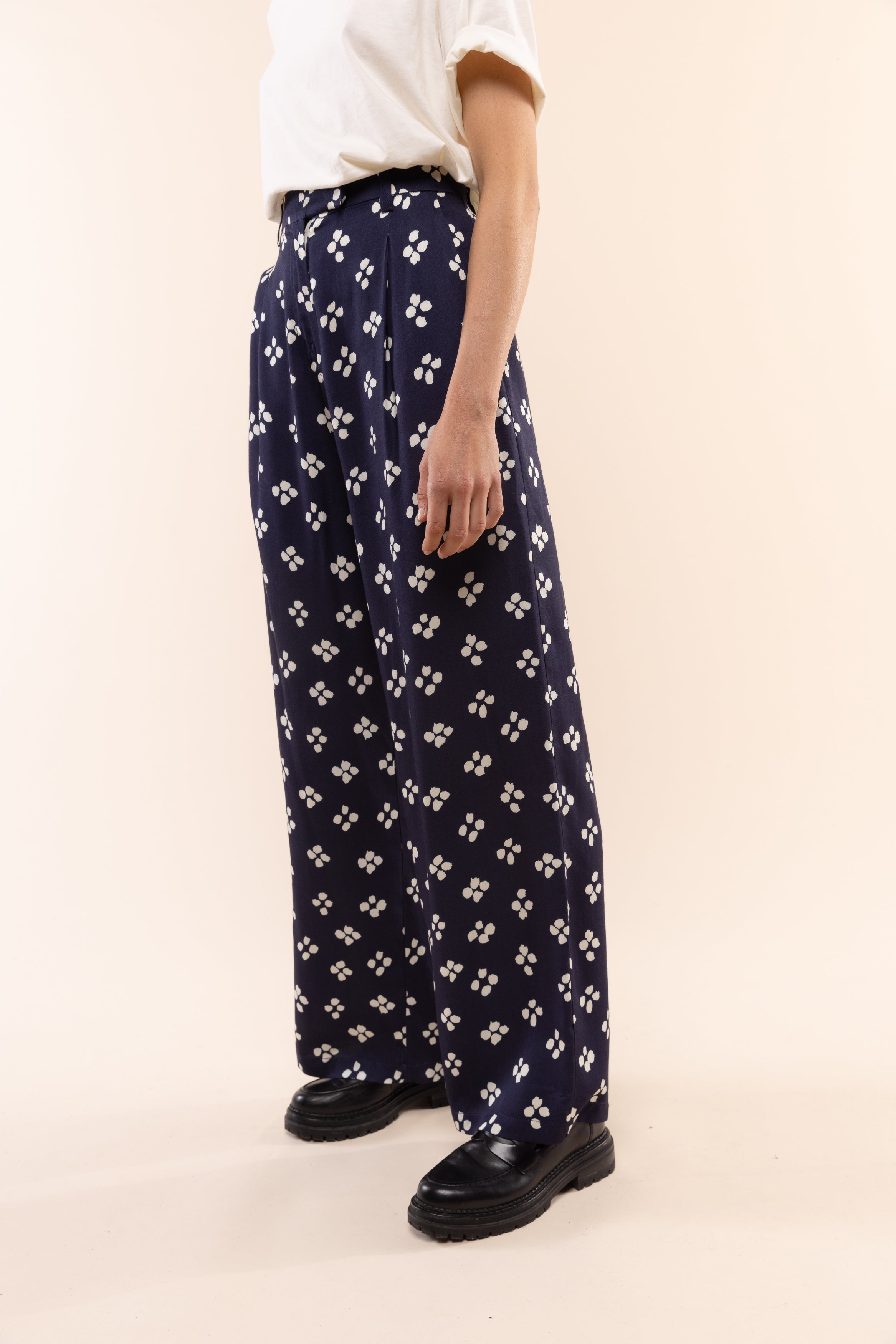 Pantalón pinzas berenjena 