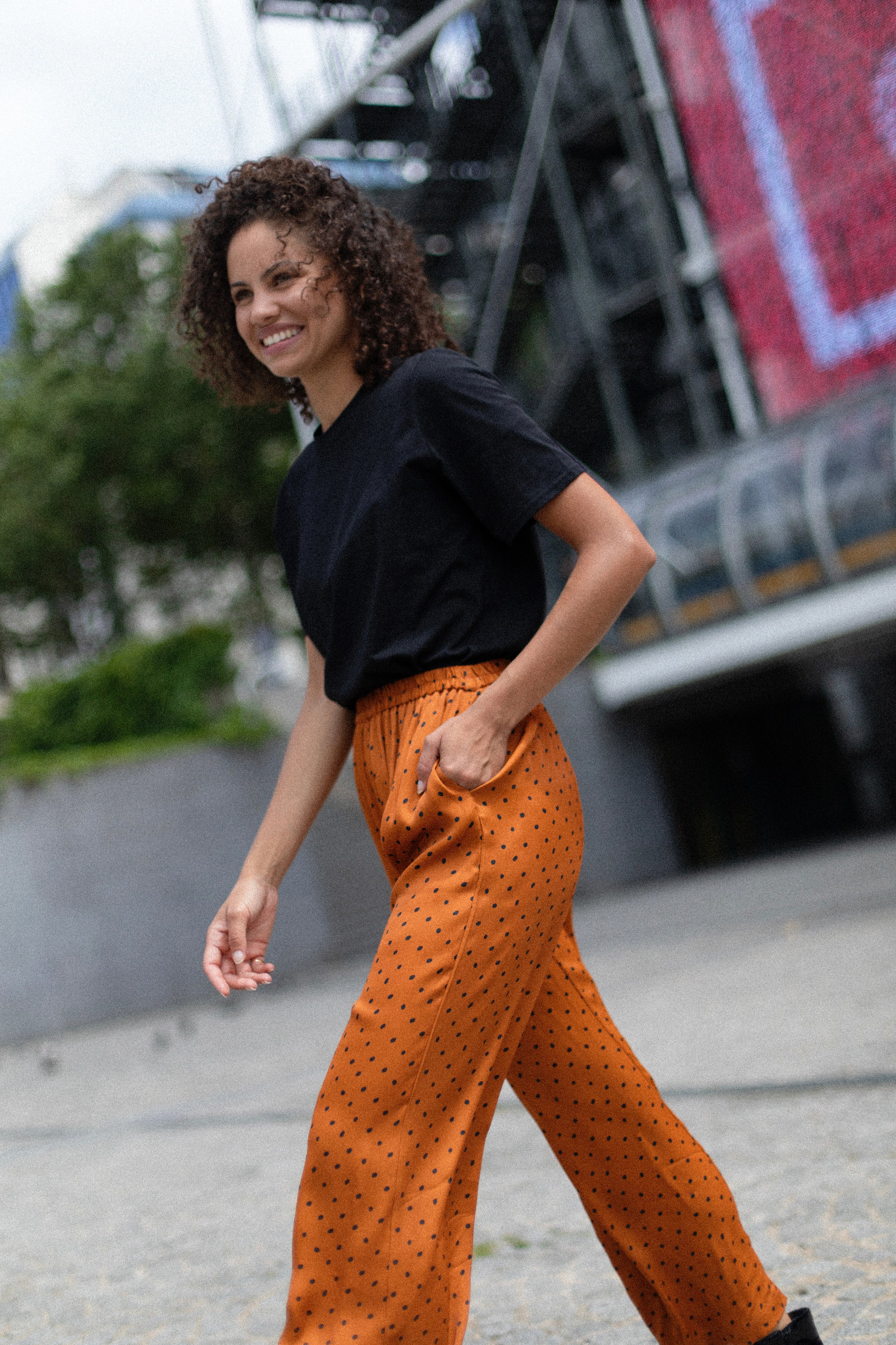 pantalones color camel con lunares 