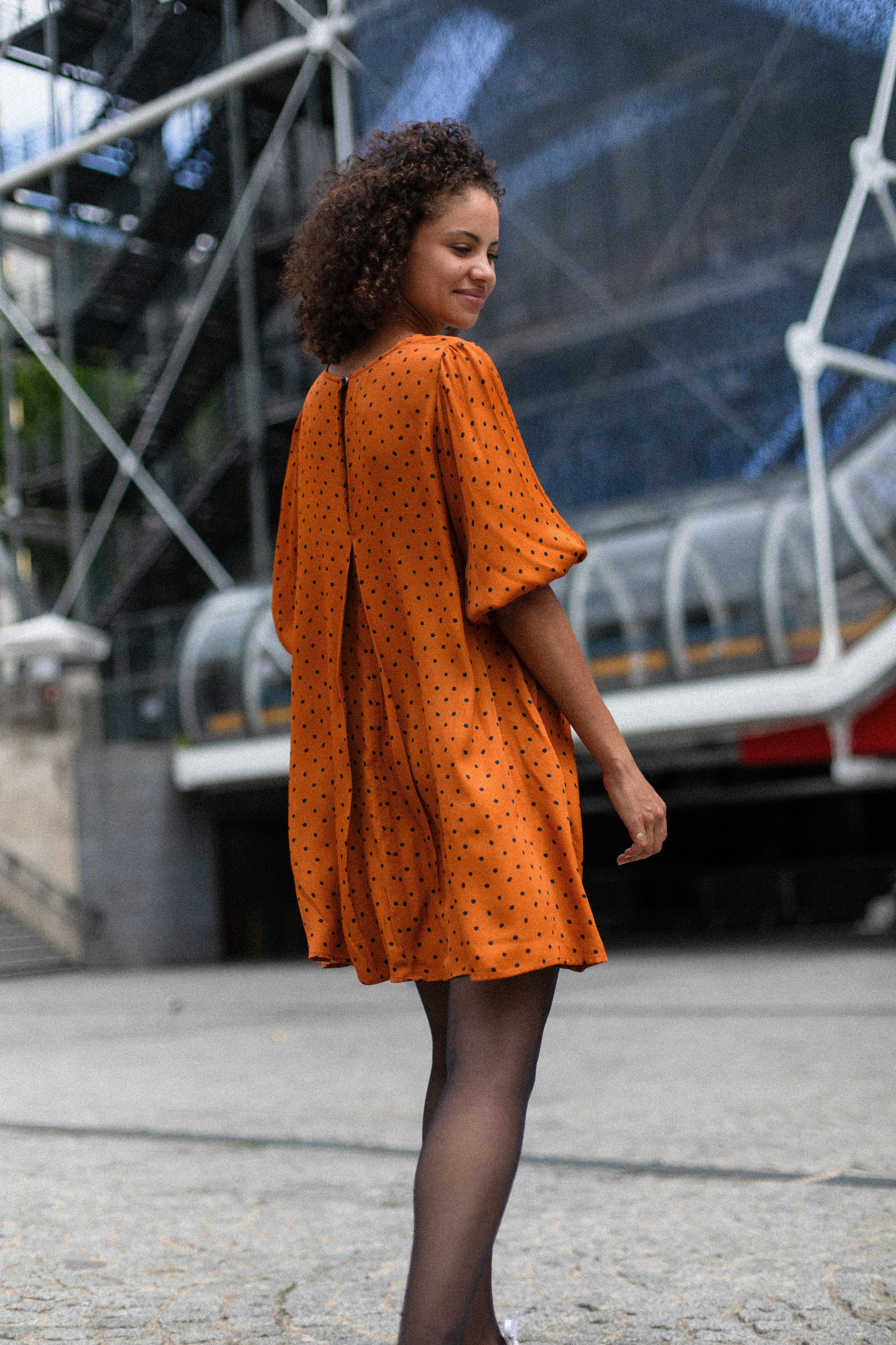 Vestido de muñeca color camel con lunares