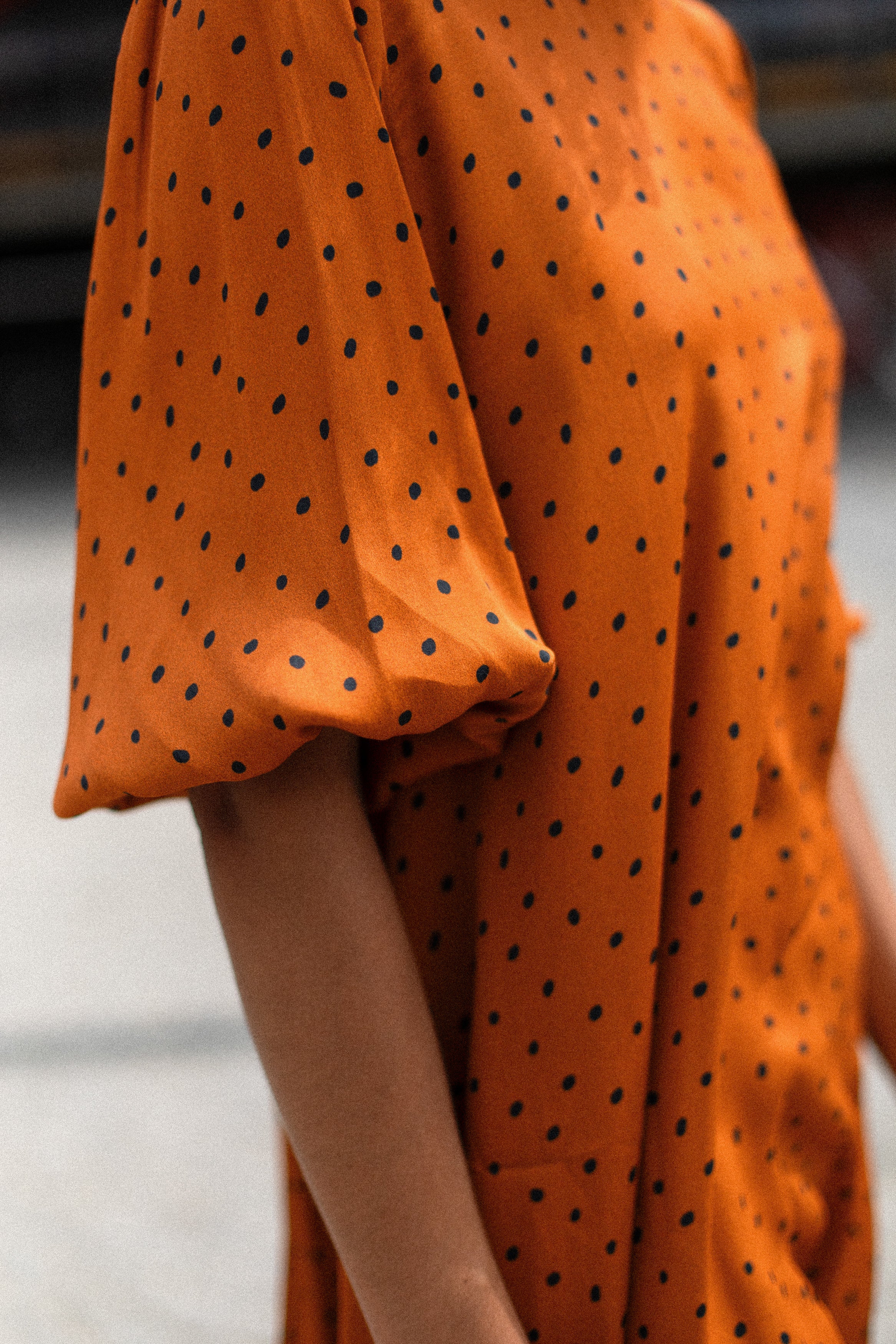 Vestido de muñeca color camel con lunares