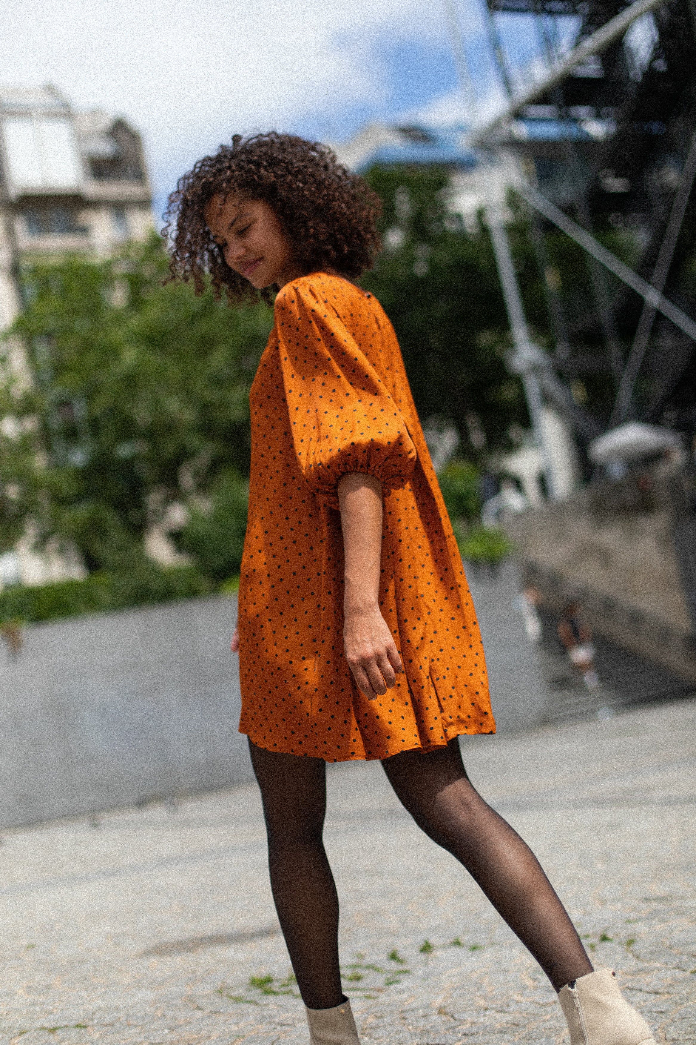 Vestido de muñeca color camel con lunares